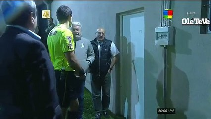 Demoraram a sair para o relvado e o Árbitro... foi bater-lhes a porta do balneário