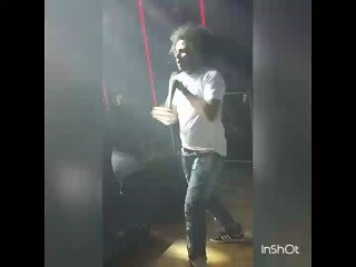 El hombre de las virtudes mil porta brincando