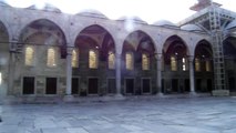 Op de grote binnenplaats van de Blauwe Moskee in de Oude Stad van Istanbul, Turkije