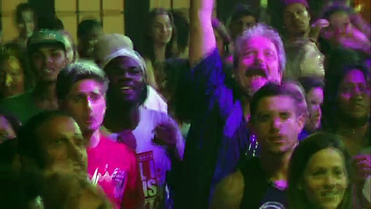 Nicole faz show de striper no baile do Divino e tira camisa de Roni