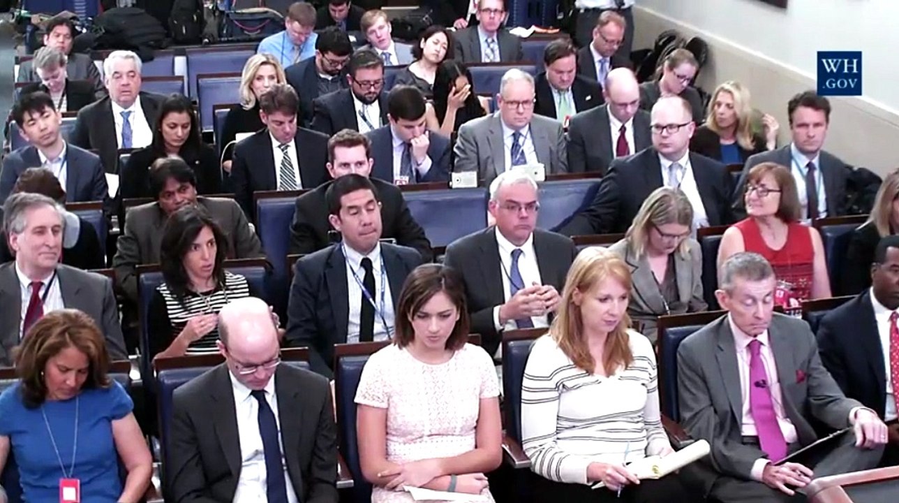 White House Defends Prosecuting Leakers While Defending Hillary Over Email Classification_001