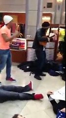 Con instrumentos venezolanos estos jóvenes protestaron en el exterior