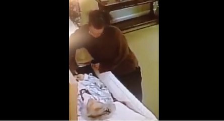 Horrible, elle vole la bague d'une vieille dame morte