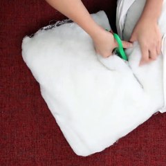 Elle récupère un cadre et un oreiller! Elle en fait un accessoire pratique en un rien de temps!