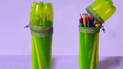 Elle récupère une bouteille de plastique! Elle l'utilise pour en faire un truc cool pour enfant!