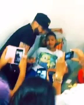 Así sorprendió Nacho a los niños del Hospital J.M de los Ríos