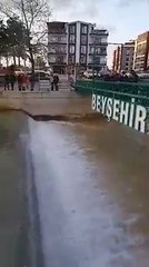 Beyşehir Gölü'nden Kanallara Akıp Giden Binlerce Havyarlı Balık...