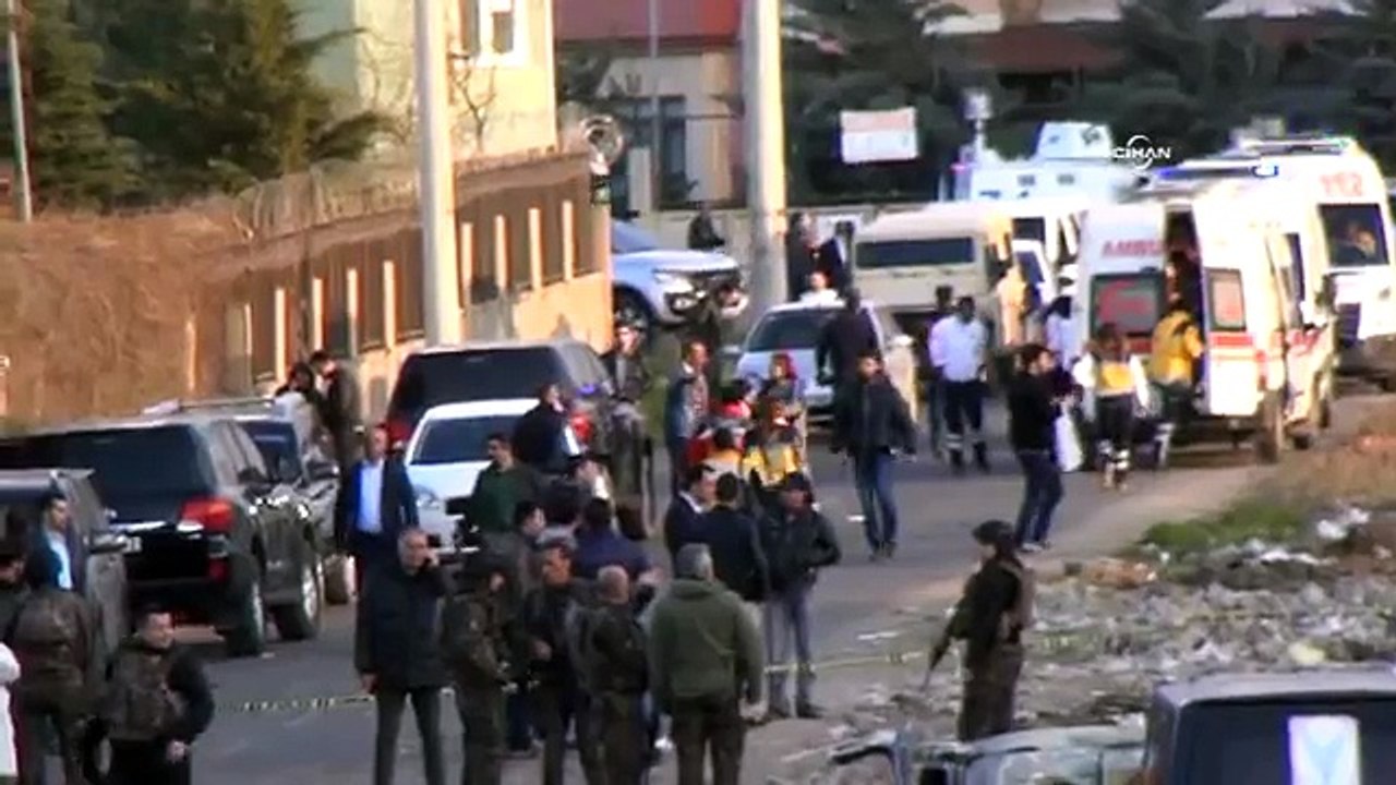Diyarbakır'da polise bombalı saldırı: 7 şehit