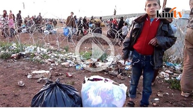 Syria warplanes hit village near Turkey, hundreds flee