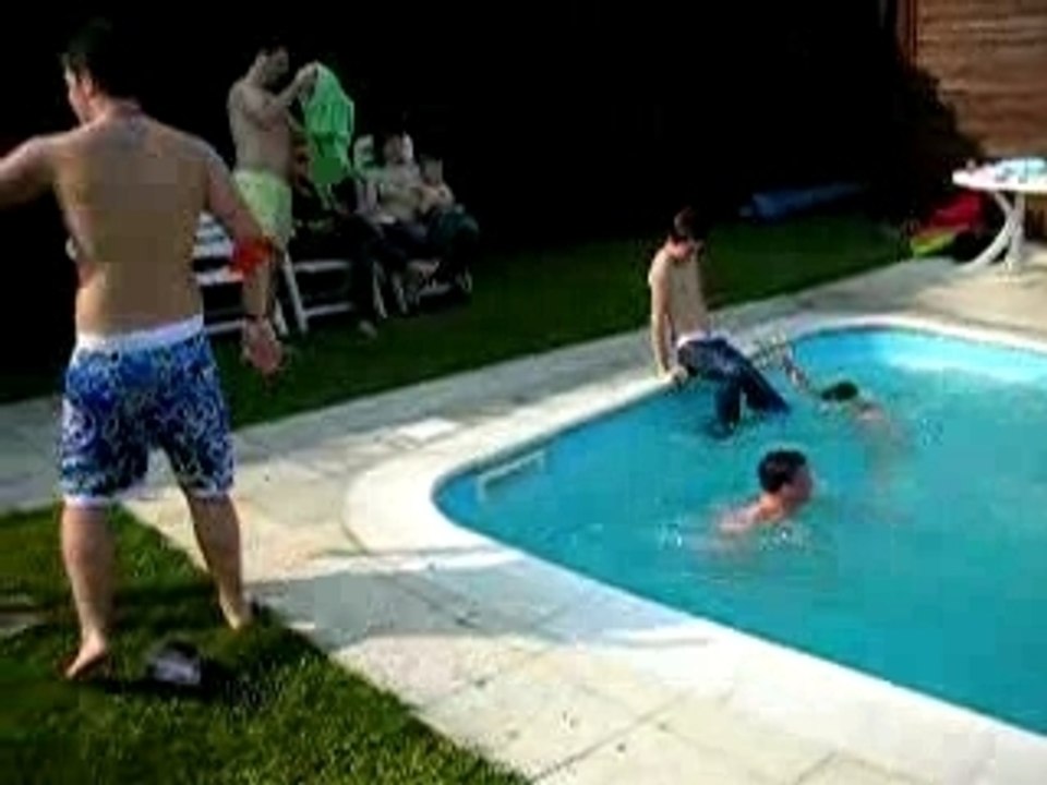 GETTARE IN PISCINA