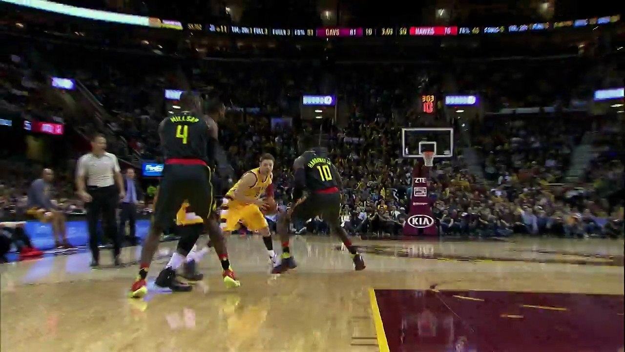 LeBron James Throw Down the Reverse Dunk!