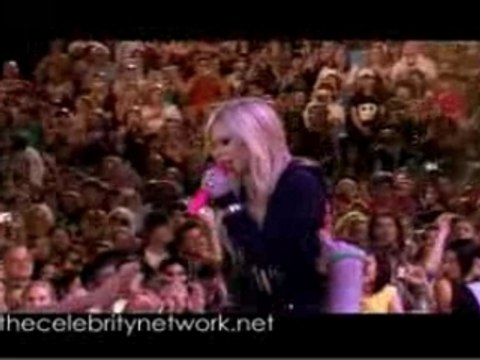 Avril Lavigne - Girlfriend live @ 2007 MMVAs