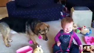 Em bé cười sung sướng khi thấy chú chó ăn bong bóng