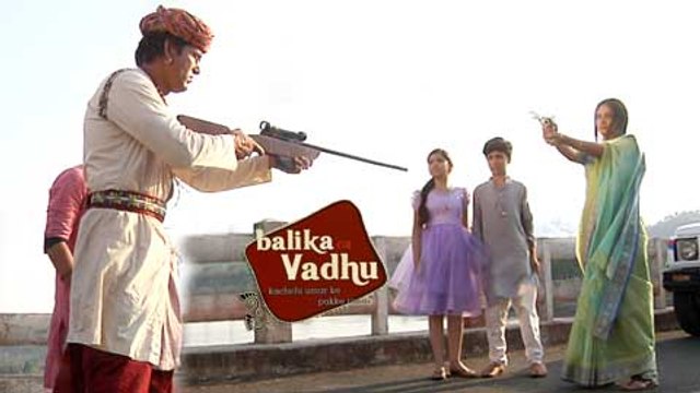 Watch: Akhiraj Kills Anandi & She Dies | Balika Vadhu | Colors