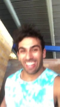 Il fait les pires blagues à son meilleur ami jusqu'à lui gerber dessus pour le réveiller !