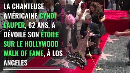 La chanteuse américaine Cyndi Lauper a son étoile à Hollywood