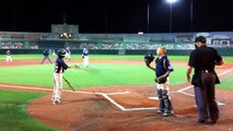 Un gamin fait un strike en Baseball se fait virer pour avoir fêté ça !