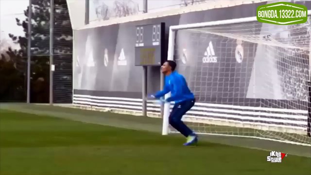 Thủ thành Keylor Navas tái hiện pha bóng bọ cạp của Rene Higuita