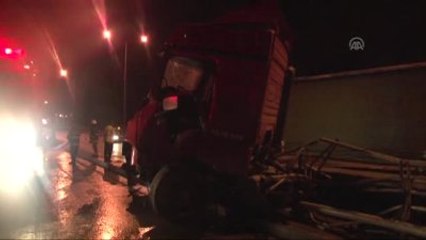 Bariyerlere Çarpan Tırın Sürücü Yaralandı