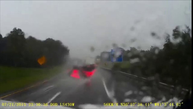 Un camion évite un accident en faisant un dérapage controlé impressionnant