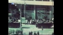 Συγκλονιστική στιγμή που πέρασε στην ιστορία.18-11-1973 Πλατεία συντάγματος.Το τεθωρακισμένο περνάει πάνω από τον ξαπλωμένο διαδηλωτή και αυτός βγαίνει σώος!
