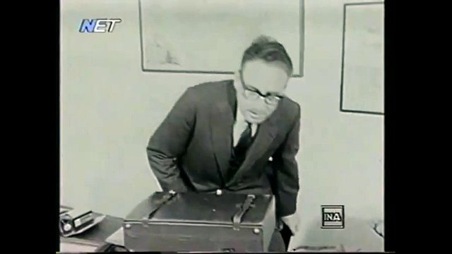 Ο Κισσινγκερ προσπαθεί να ανοίξει το συρτάρι με τα κρατικά μυστικά αλλά κάπου έχει μπερδευτεί με τον συνδυασμό.