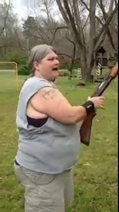 Une mère détruit le smartphone de sa fille au fusil à pompe