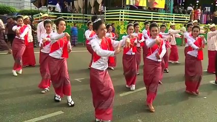 Bataille d'eau géante dans les rues birmanes