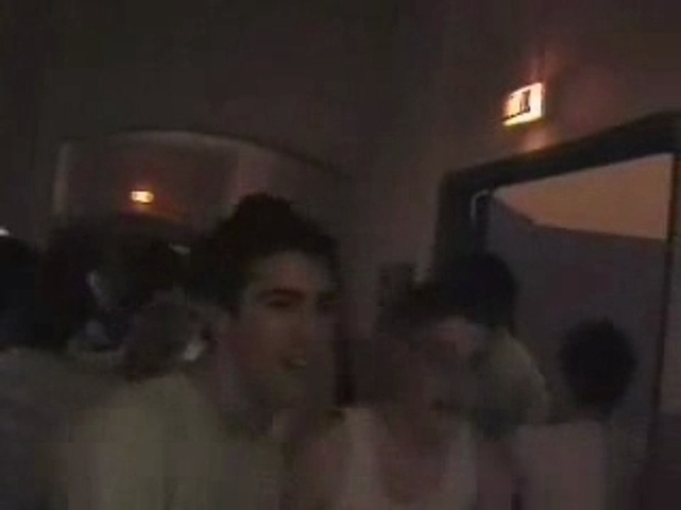 Mélée aux polochon dans le couloir chez les paillasses