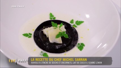 Raviolo à l'encre de seiche et encornets, lait de coco à l'ichang lemon de Michel Sarran