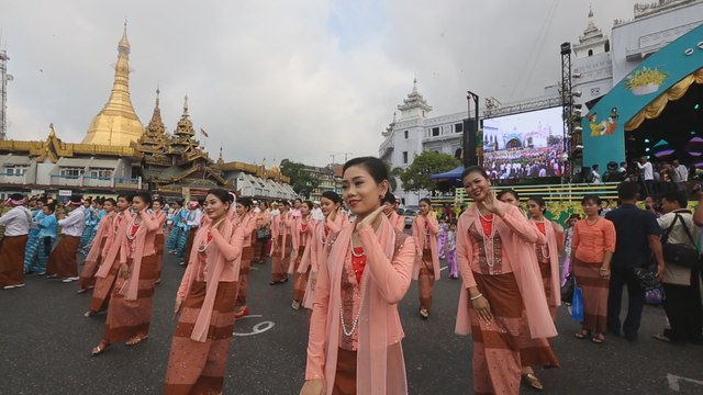 Bailes típicos y mucha agua en el inicio del Thingyan en Birmania
