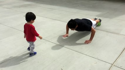 Il imite son papa, quand vous verrez ce qu’il fait, vous serez attendri !