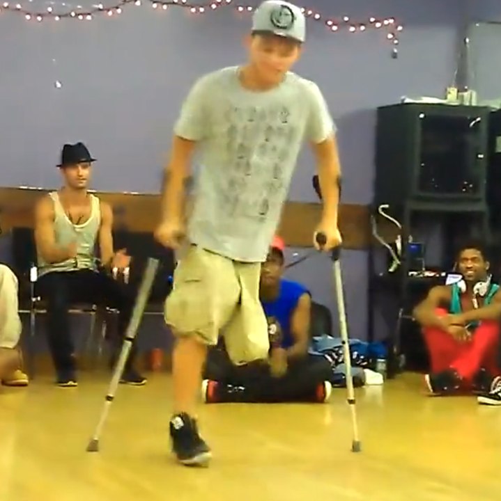 Demonstração de break dance com muletas