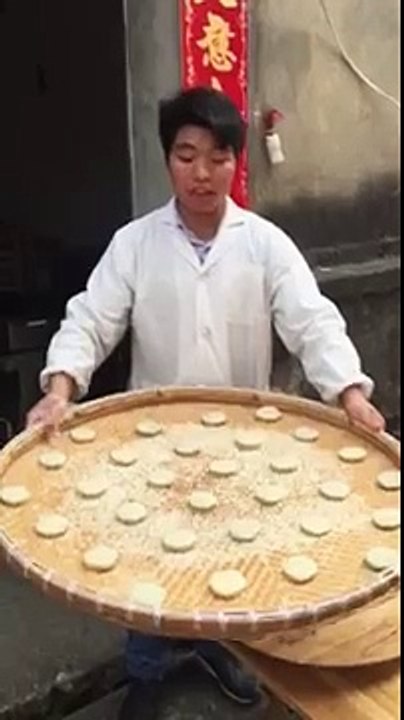 Un homme jongle avec des morceaux de pates en chine !