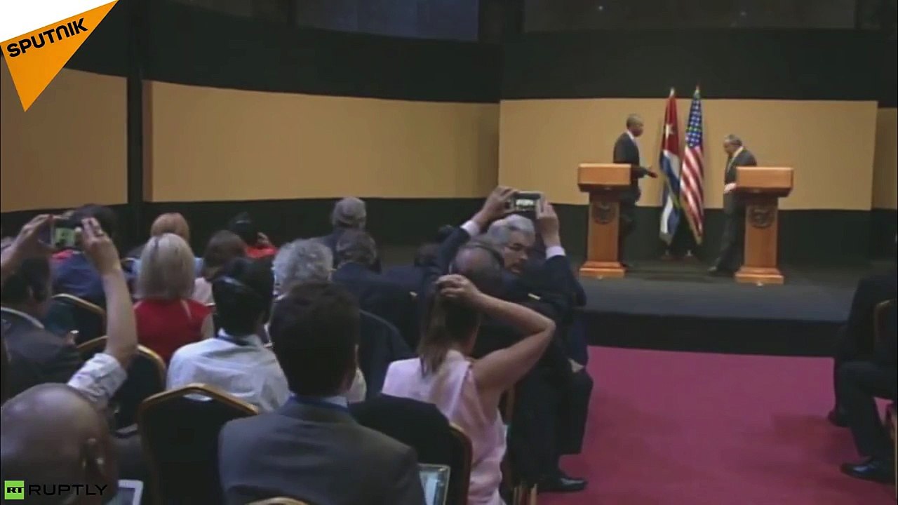 Raul Castro repousse fermement le bras de Barack Obama !