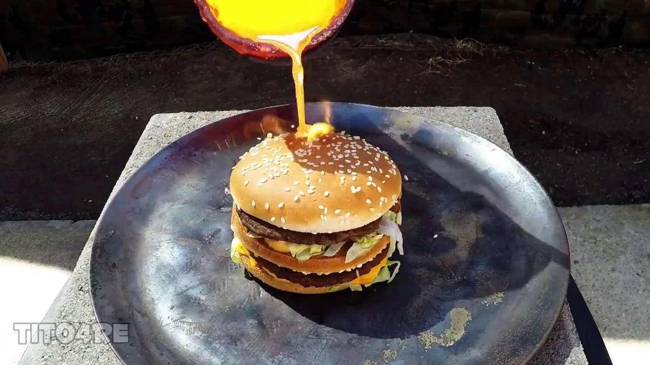 La réaction d'un Big Mac confronté à du cuivre fondu à 1085° C