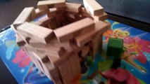 Mały minecraft dom zrobiony z jenga