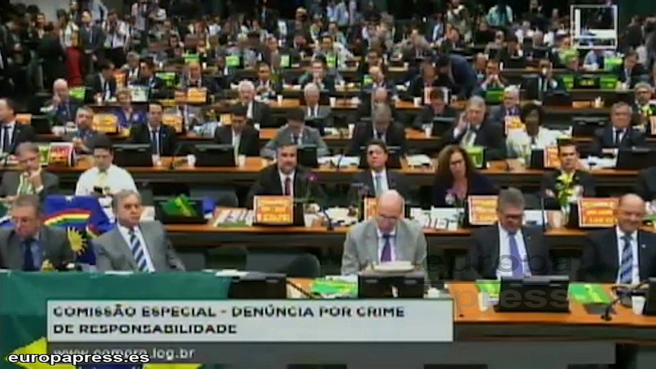Aprueban abrir el juicio político contra Rousseff