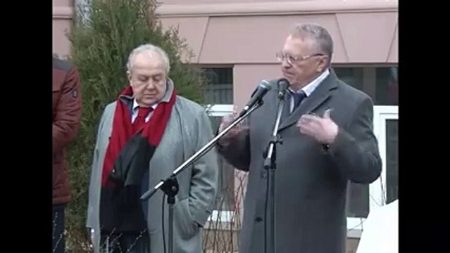 Боже, царя храни : в Москве установили памятник Жириновскому