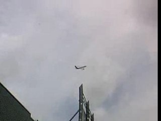 On dirait un jouet, il se pilote trop aisément, au doigt et