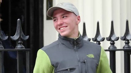 Rocco Ritchie a un grand sourire en rendant visite à sa mère à Londres