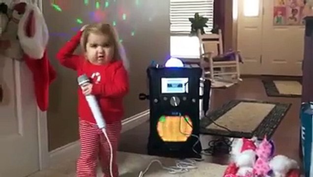 Jolie Fille Chante Une Chanson Avec Une Machine à Karaoké