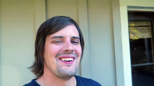 Il piège sa nana en lui collant les fesses aux toilettes