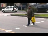 Cava de' Tirreni (SA) - Falso cieco aiuta a salire anziana su autobus (12.04.16)