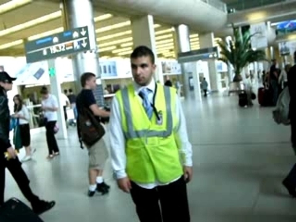 Bill et Gustav sortant de l'aéroport