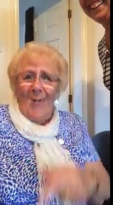 Une mamie découvre les filtres sur les selfies !