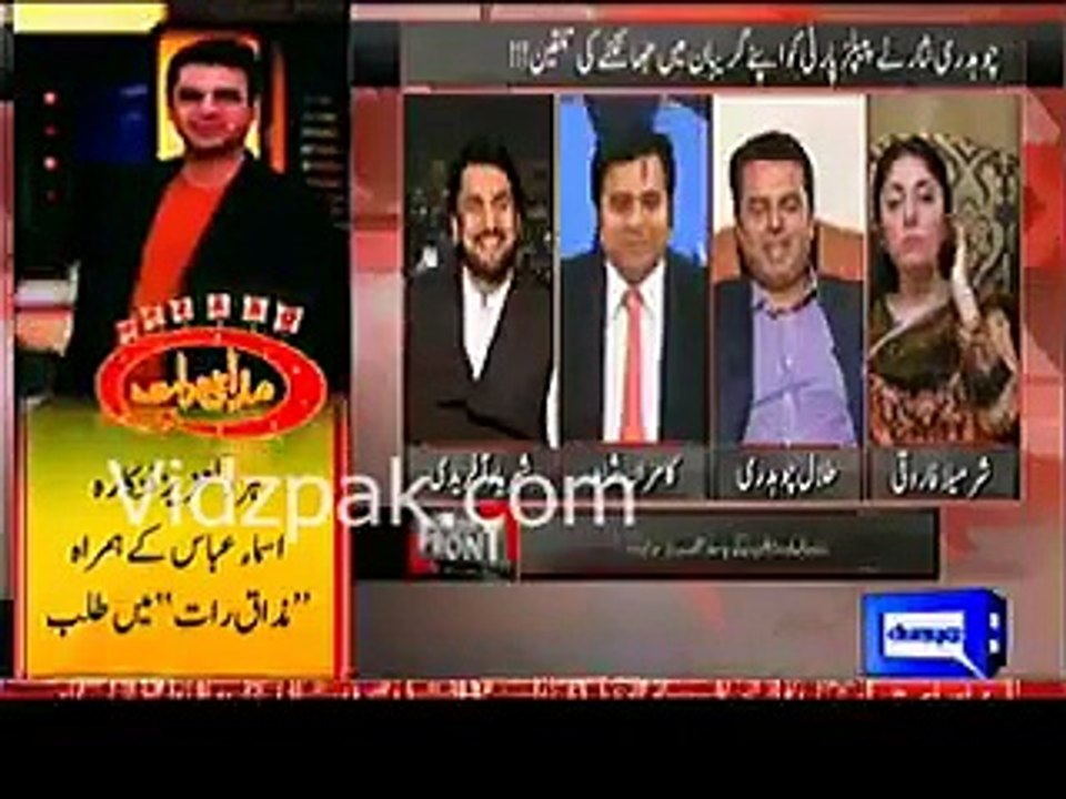 Anchor Kamran laughing and giving comments on Talal Chaudhry's tweet on Sunny Leone
