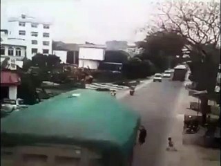 L'acte héroïque d'un chauffeur de camion quand un enfant traverse la rue