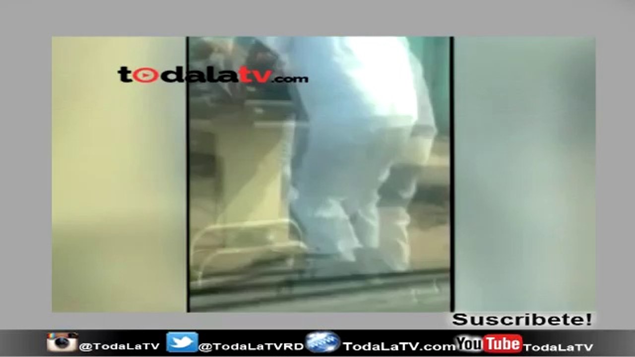 PACIENTE ES TRASLADADO A PIE EN CAMILLA POR FALTA DE AMBULANCIA-MAS QUE NOTICIAS-VIDEO