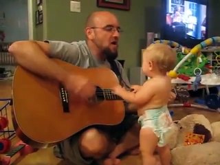 Ce bébé est une future Rock star, c'est sur!